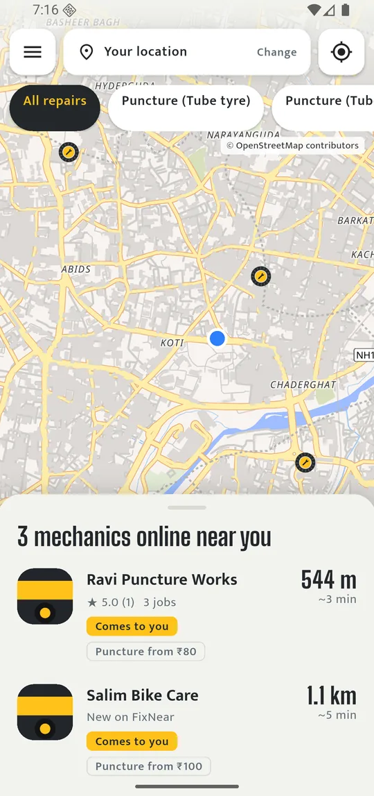FixNear map showing three mechanics online nearby, with distance, rating and puncture price for each